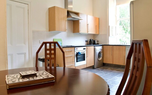 Beautiful Traditional 3 Bedroom Apartment in Edinburgh