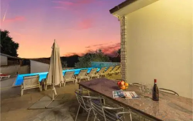 Six Bedroom Holiday Home in Medulin