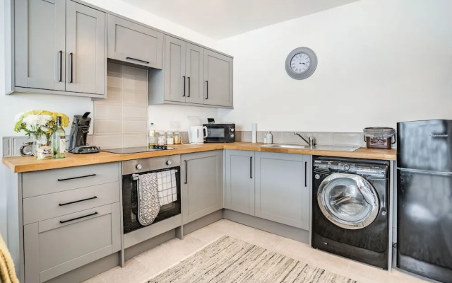 76A Mackworth Road