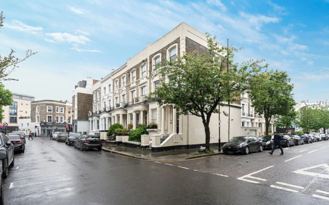 Elegant Flat Near Notting Hill by Underthedoormat