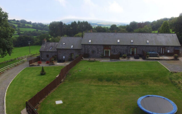 Holiday Home Sgubor yr Onwydden