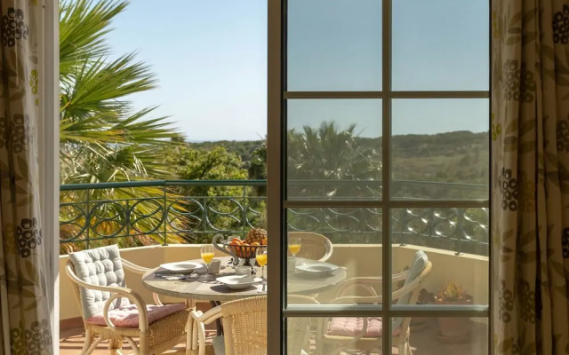 49 Presa da Moura Superbly 2 Bed Townhouse Clos
