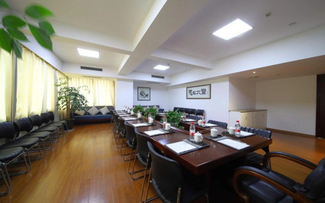 Taizhou Meizhu Hotel (Jiaojiang City Government Avenue Baolongcheng Store)