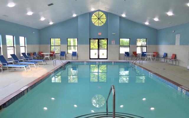 Holiday Inn Express & Suites Batesville by IHG