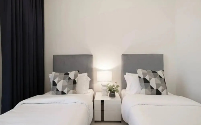 Burj Crown Lux Apartment by Dubai Mall