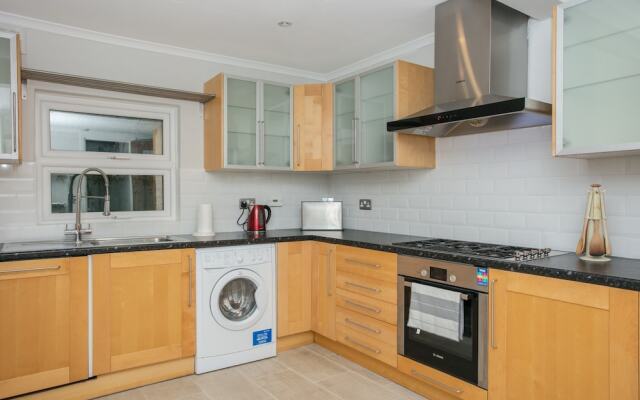 Modern 5 Bedroom House In Battersea