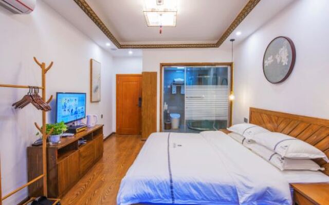 Zuimei Fenghuang Boutique Riverside Guesthouse