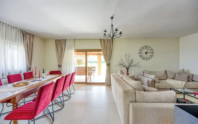 Hedonistic Vineyard Estate With Hot Tub