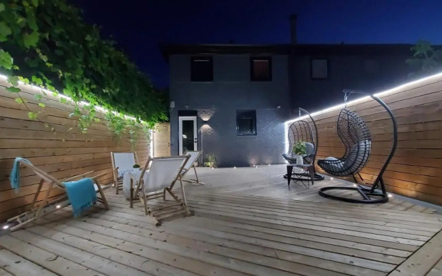 Renovated Guest Suite Near The Lake & High Park in Toronto!