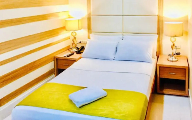 RedDoorz Plus @ ABC Landmark Hotel