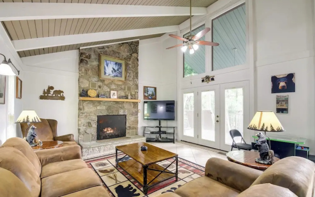 Deck & Stunning Mountain Views: Gatlinburg Home!