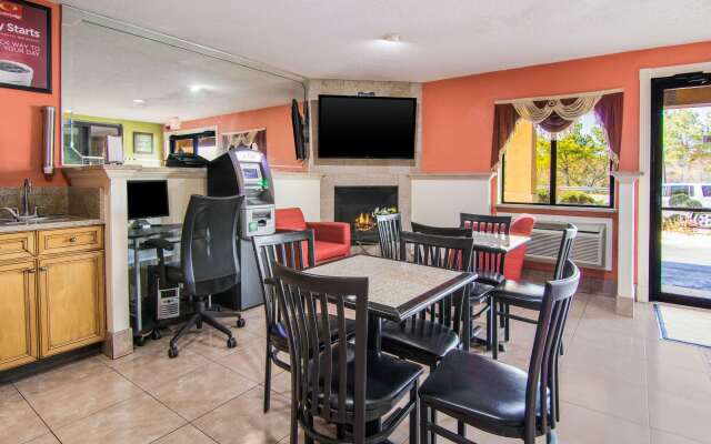 Econo Lodge Atlanta Airport East