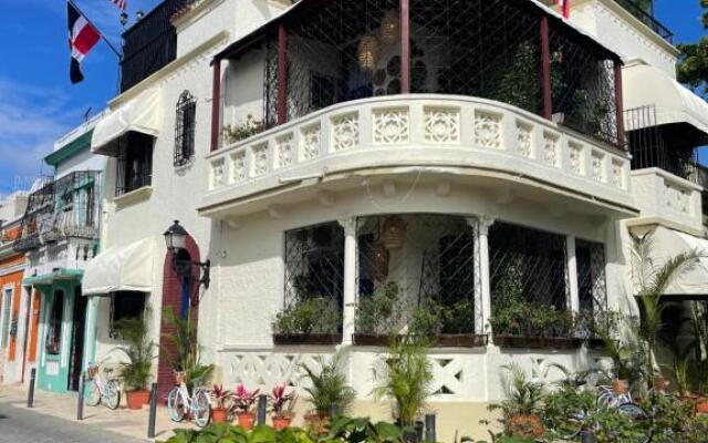 Studio 27 Colonial