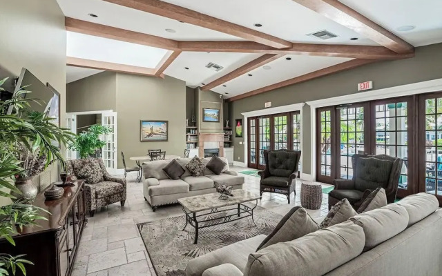 Catina Vacation Rental: Bright 2-BR Condo with Lake Views. Located in Lely Resort with Pool, Hot Tub, and Golf Access. Ideal for Golfers and Beachgoers, Minutes from Naples and Marco Island