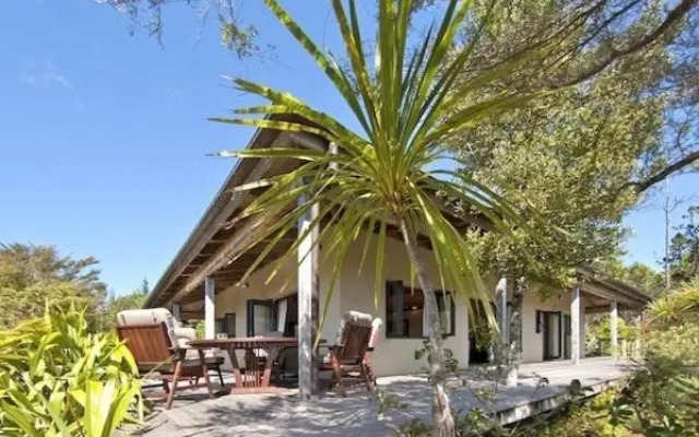 Treetop Oasis - Tairua Executive Holiday Home