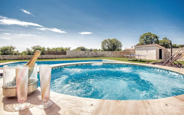 Stunning Home in Valtura With Jacuzzi, Wifi and 4 Bedrooms