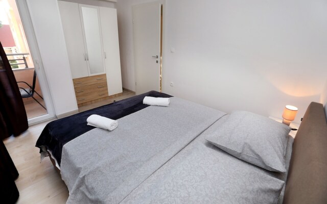 Lovely 2-bed Apartment in Okrug Gornji