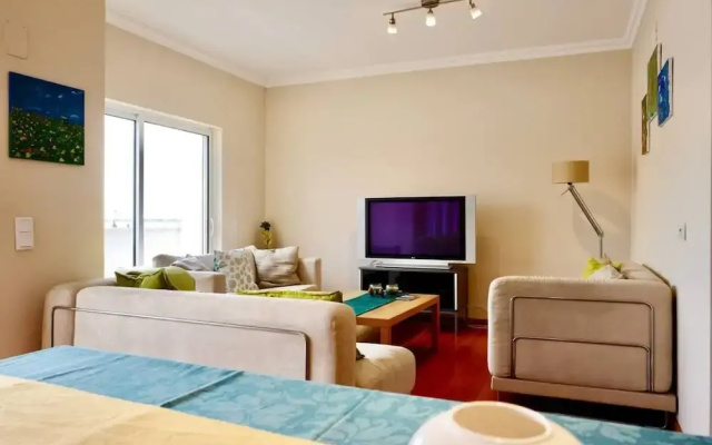 3-bed Apartment in Town Centre With Beach Access!