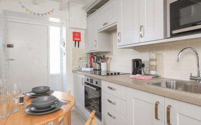 4 Thornlea Mews