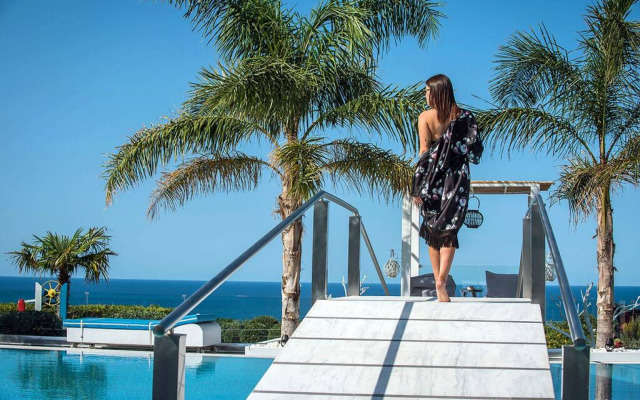 Amazing 4 bedroom villa very close to the beach