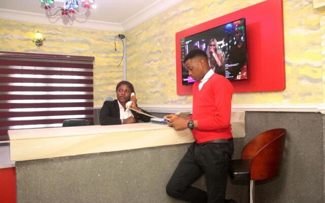 Mayoral Hotel & Suite