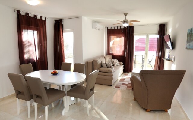 Lovely 2-bed Apartment in Okrug Gornji