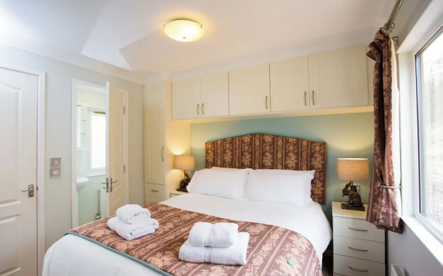 Bluebell Lodge - Sleeps 4,hot Tub, Loch & Woodland