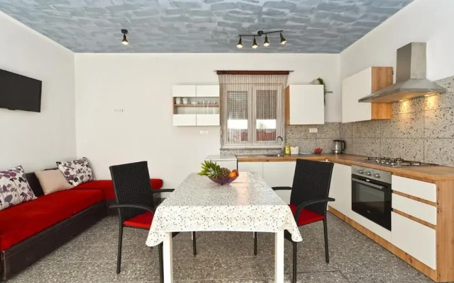 Bright Studio Apartment With Pool View