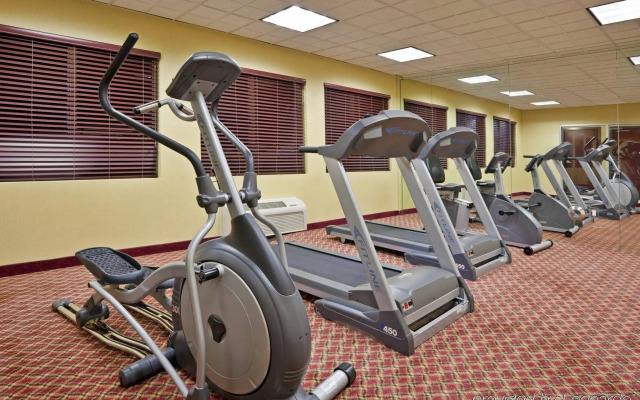 Holiday Inn Express & Suites Detroit - Farmington Hills by IHG