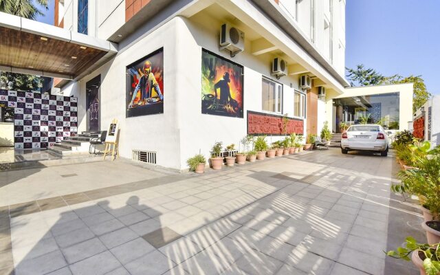Fabhotel Golden Palms