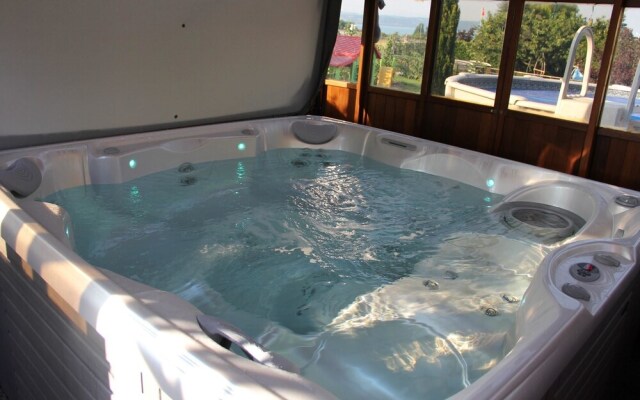 Studio in Bevaix, With Pool Access, Enclosed Garden and Wifi