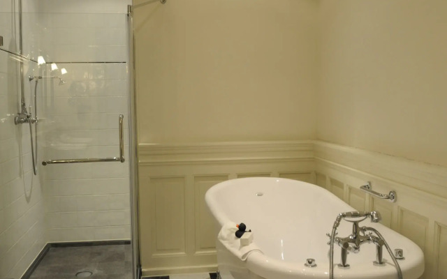 Post-Plaza Hotel & Grand Café