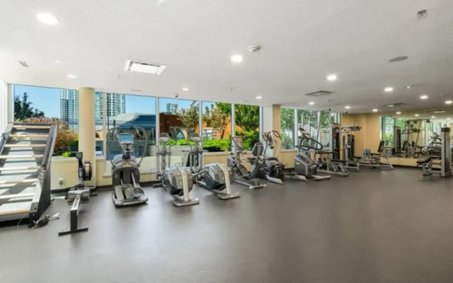 Modern DT Condo Balcony Parking Gym Hot Tub