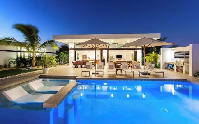 New Seaside Vacation Villa With Hotel Amenities v9