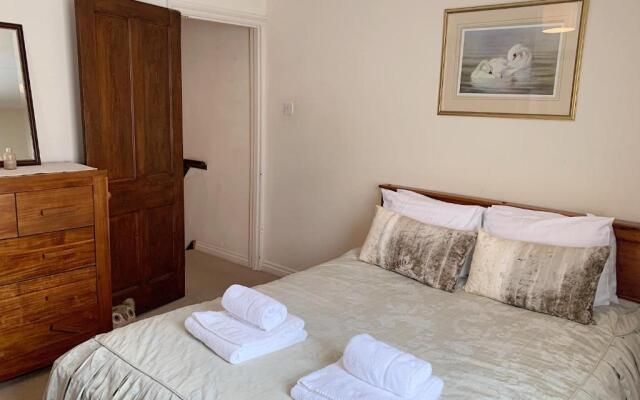 Cosy Central Windsor House Sleeps 4