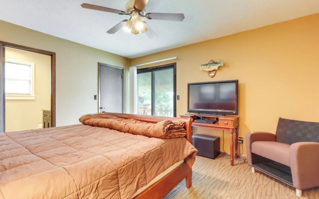 Deck & Boat Dock: Lakefront Getaway in Camdenton