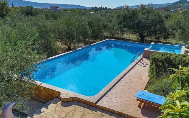 Picturesque Escape Holiday Home With Pool and Sauna