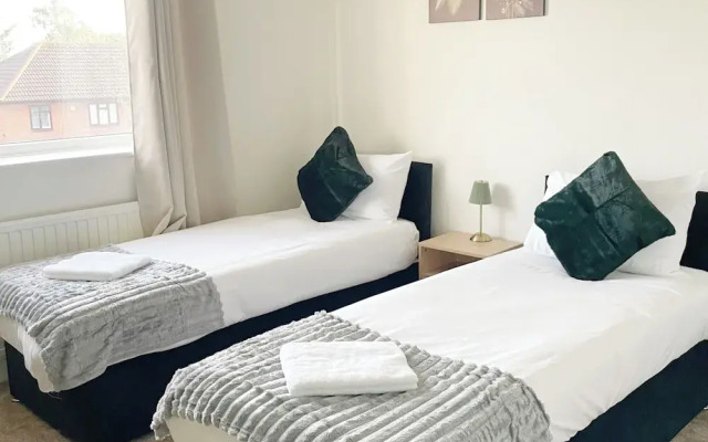 Business & Family Friendly 6 Bed - Free Parking