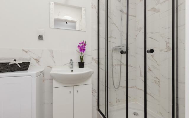Beige Studio in City Center by Renters