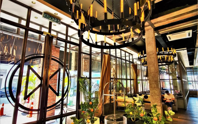 M Boutique Station 18
