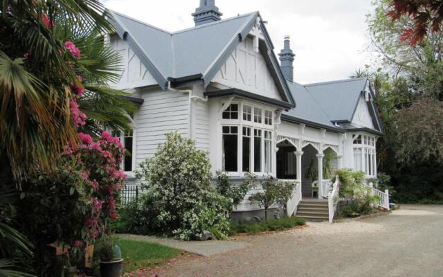 The White Elephant Accommodation - Hostel