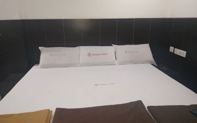 Iroomz Hotel Adhikar