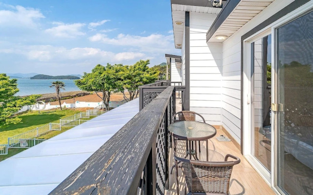 Yeosu Dangdangi Dog Family Pension Gold