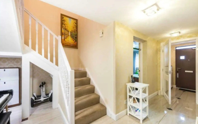 Elegant 4 Bedroom Maisonette Near Wardie Bay