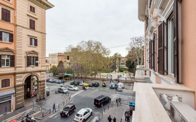 Large and Charming Flat Near Termini