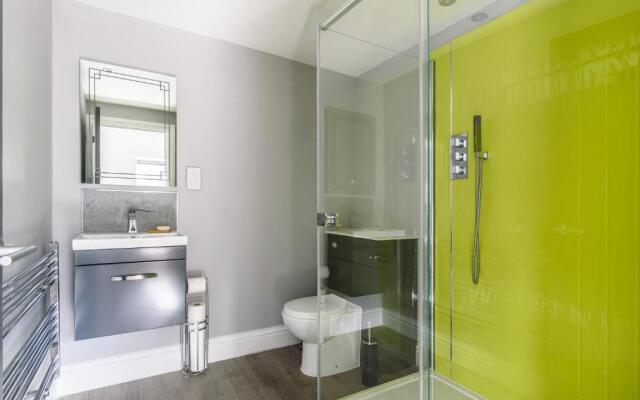 Lovely 2-bed double en-suite with Cathedral views