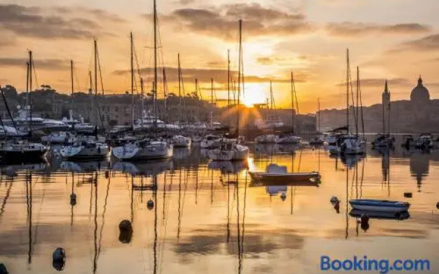 Modern Studio Central Location