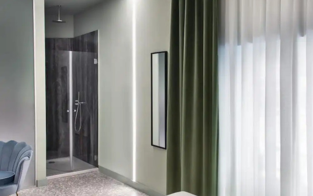 Lady Rose Privilege Suite