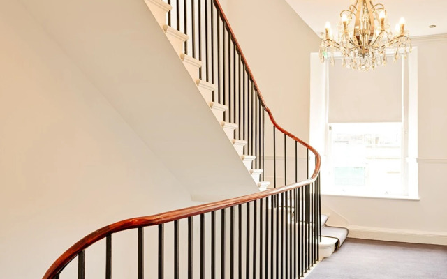 JOIVY Re-Imagined Flat in Georgian Architecture Townhouse