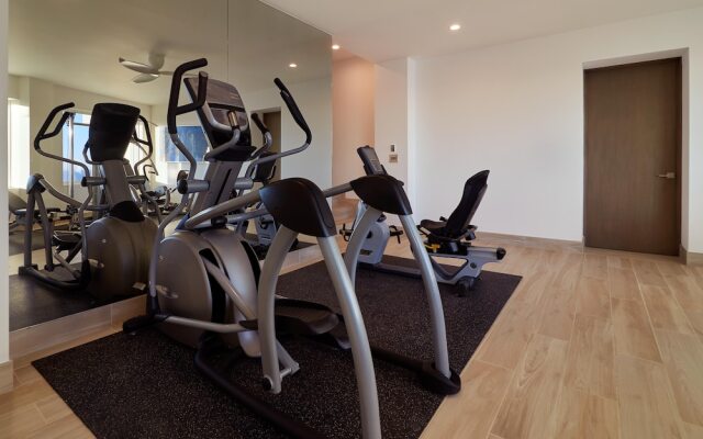 Luxurious Oceanfront Living, Minutes From Downtown: Villa Land's End